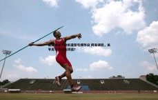 亿兆体育-美媒晒威少登机造型引爆热议 网友调侃，关节炎手套时代终结？